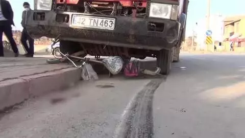 Kamyonun çarptığı bisikletin sürücüsü ağır yaralandı Kamyonun çarptığı bisikletin sürücüsü ağır yaralandı