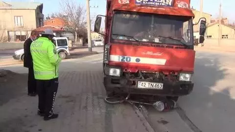 Kamyonun çarptığı bisikletin sürücüsü ağır yaralandı Kamyonun çarptığı bisikletin sürücüsü ağır yaralandı