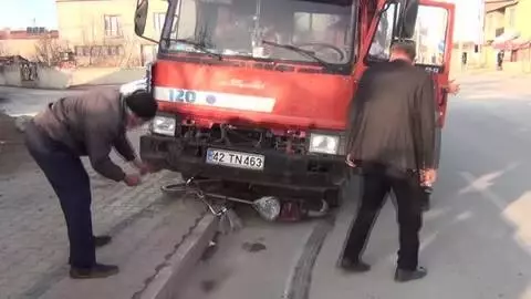 Kamyonun çarptığı bisikletin sürücüsü ağır yaralandı Kamyonun çarptığı bisikletin sürücüsü ağır yaralandı