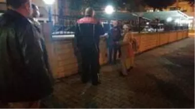 Karakolda maske takmamak için dakikalarca polise direnen kadın ekiplere zor anlar yaşattı Karakolda maske takmamak için dakikalarca polise direnen kadın ekiplere zor anlar yaşattı