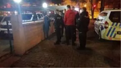 Karakolda maske takmamak için dakikalarca polise direnen kadın ekiplere zor anlar yaşattı Karakolda maske takmamak için dakikalarca polise direnen kadın ekiplere zor anlar yaşattı