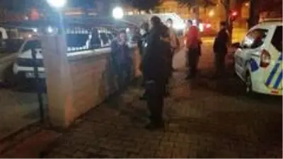 Karakolda maske takmamak için dakikalarca polise direnen kadın ekiplere zor anlar yaşattı Karakolda maske takmamak için dakikalarca polise direnen kadın ekiplere zor anlar yaşattı