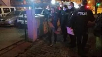 Karakolda maske takmamak için dakikalarca polise direnen kadın ekiplere zor anlar yaşattı Karakolda maske takmamak için dakikalarca polise direnen kadın ekiplere zor anlar yaşattı