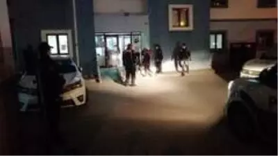Karakolda maske takmamak için dakikalarca polise direnen kadın ekiplere zor anlar yaşattı Karakolda maske takmamak için dakikalarca polise direnen kadın ekiplere zor anlar yaşattı
