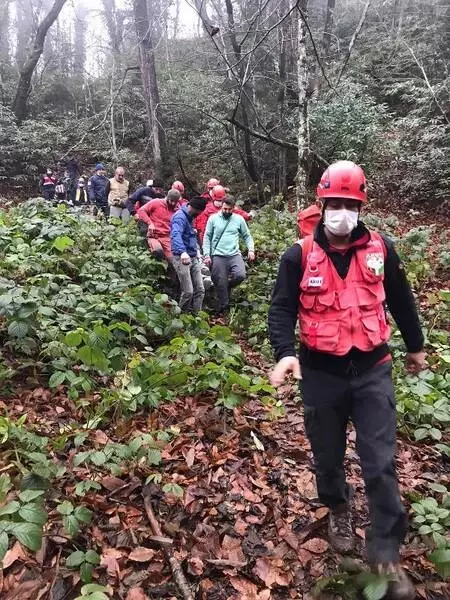 Kestiği ağacın altında kalan çoban, 2,5 saatte ambulansa ulaştırıldı Kestiği ağacın altında kalan çoban, 2,5 saatte ambulansa ulaştırıldı