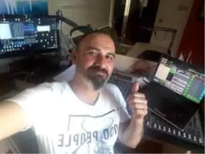 Kırşehir'li radyo spikeri, bozlak türküleri ile sanatçılardan canlı performans alıyor Kırşehir'li radyo spikeri, bozlak türküleri ile sanatçılardan canlı performans alıyor