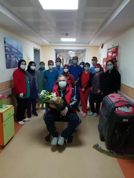 Koronavirüsü yenen doktor alkışlarla taburcu oldu Koronavirüsü yenen doktor alkışlarla taburcu oldu
