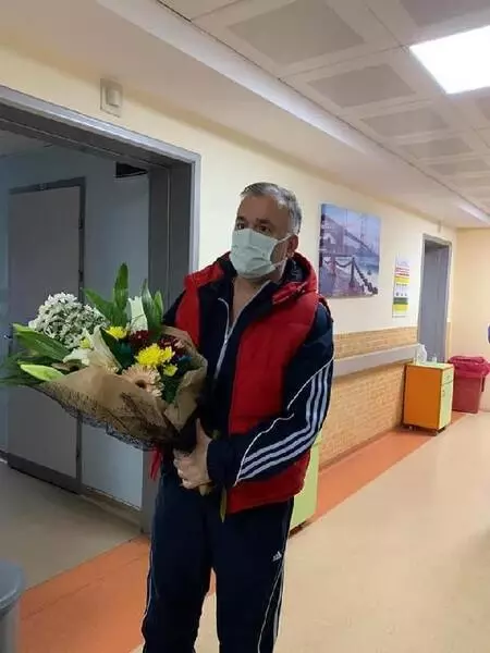 Koronavirüsü yenen doktor alkışlarla taburcu oldu Koronavirüsü yenen doktor alkışlarla taburcu oldu
