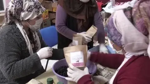 Köylü kadınlar kendi markalarıyla ürünlerini pazarlıyor Köylü kadınlar kendi markalarıyla ürünlerini pazarlıyor