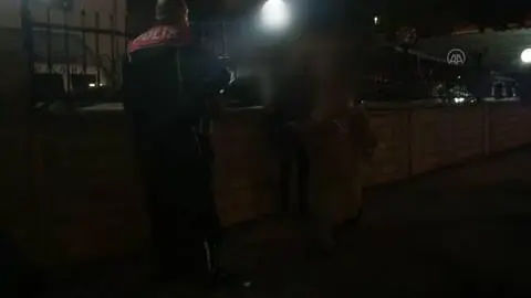 Maske takmamak için polise direnen kadına para cezası kesildi Maske takmamak için polise direnen kadına para cezası kesildi