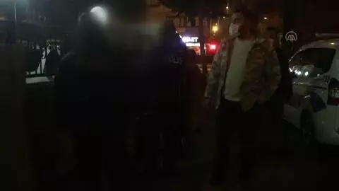 Maske takmamak için polise direnen kadına para cezası kesildi Maske takmamak için polise direnen kadına para cezası kesildi