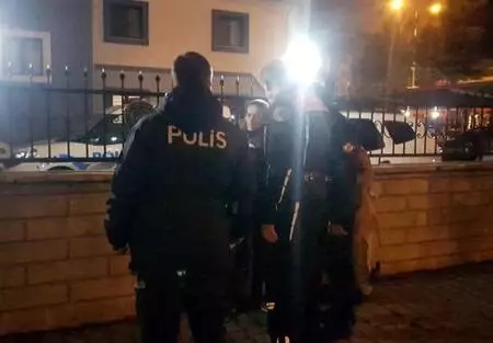 Karakolda maske takmamak için dakikalarca polise direnen kadın ekiplere zor anlar yaşattı Karakolda maske takmamak için dakikalarca polise direnen kadın ekiplere zor anlar yaşattı