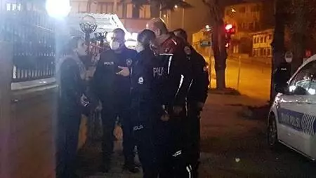 Karakolda maske takmamak için dakikalarca polise direnen kadın ekiplere zor anlar yaşattı Karakolda maske takmamak için dakikalarca polise direnen kadın ekiplere zor anlar yaşattı