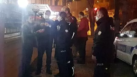 Karakolda maske takmamak için dakikalarca polise direnen kadın ekiplere zor anlar yaşattı Karakolda maske takmamak için dakikalarca polise direnen kadın ekiplere zor anlar yaşattı