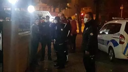 Karakolda maske takmamak için dakikalarca polise direnen kadın ekiplere zor anlar yaşattı Karakolda maske takmamak için dakikalarca polise direnen kadın ekiplere zor anlar yaşattı