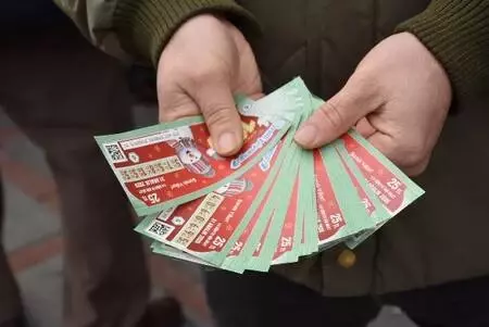 Milli Piyango'nun yılbaşı biletlerine Edirne'de yoğun ilgi Milli Piyango'nun yılbaşı biletlerine Edirne'de yoğun ilgi