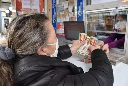 Milli Piyango'nun yılbaşı biletlerine Edirne'de yoğun ilgi Milli Piyango'nun yılbaşı biletlerine Edirne'de yoğun ilgi