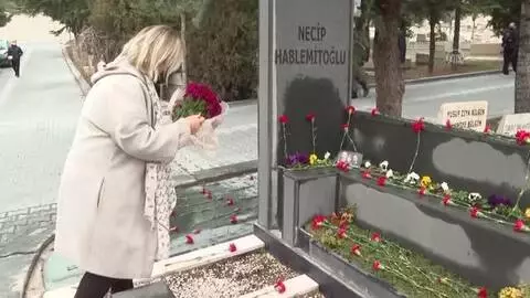 Necip Hablemitoğlu kabri başında anıldı Necip Hablemitoğlu kabri başında anıldı