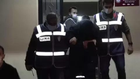 Ölüm prospektüsü...Müşterilerine kurye ile sahte alkolün yanında rakı tarifi yazılı prospektüs ve 20 miligramlık anason esansı göndermiş Ölüm prospektüsü...Müşterilerine kurye ile sahte alkolün yanında rakı tarifi yazılı prospektüs ve 20 miligramlık anason esansı göndermiş