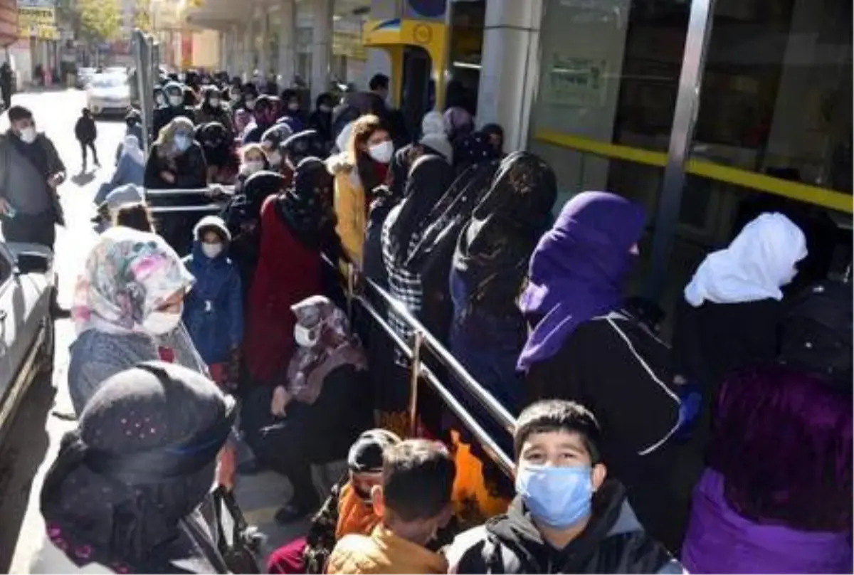 Siverek'te PTT önündeki kuyrukta sosyal mesafe unutuldu