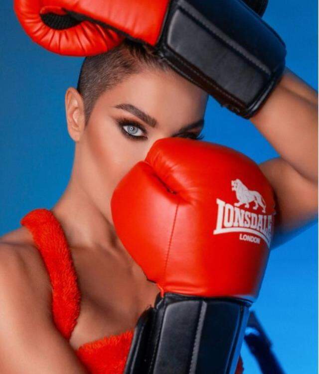 Ünlü model Deniz Akkaya, saçlarını kazıttı! Yeni imajı herkesi şaşırttı