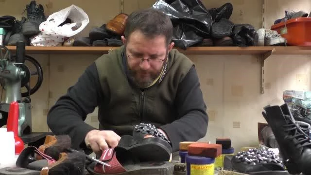 5 metrekarelik dükkanında 21 yıldır ayakkabı tamir ediyor