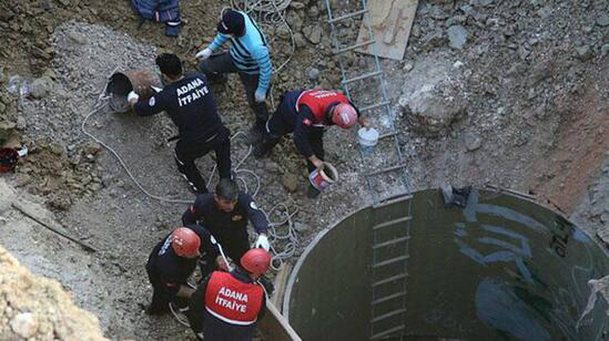 Adana'da su kuyusu çalışmasında göçük altında kalan işçilerden biri kurtarıldı