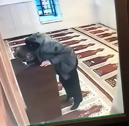 Caminin yardım paralarını, kıskaçlı çubukla çaldı Caminin yardım paralarını, kıskaçlı çubukla çaldı