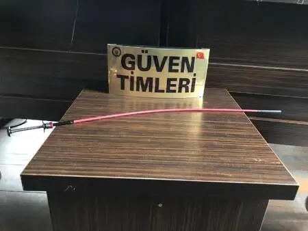 Caminin yardım paralarını, kıskaçlı çubukla çaldı