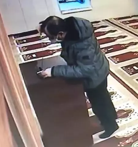 Caminin yardım paralarını, kıskaçlı çubukla çaldı