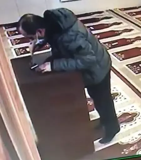 Caminin yardım paralarını, kıskaçlı çubukla çaldı