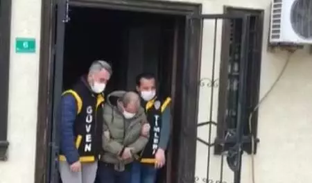 Caminin yardım paralarını, kıskaçlı çubukla çaldı