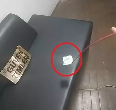 Caminin yardım paralarını, kıskaçlı çubukla çaldı