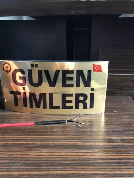 Caminin yardım paralarını, kıskaçlı çubukla çaldı