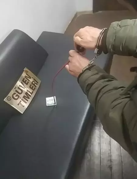 Caminin yardım paralarını, kıskaçlı çubukla çaldı