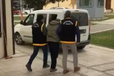 Caminin yardım paralarını, kıskaçlı çubukla çaldı