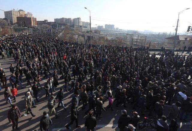 Ermenistan'da halktan Paşinyan'a protesto! Ezilme tehlikesi geçirdi