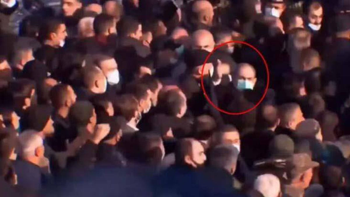 Ermenistan'da halktan Paşinyan'a protesto! Ezilme tehlikesi geçirdi