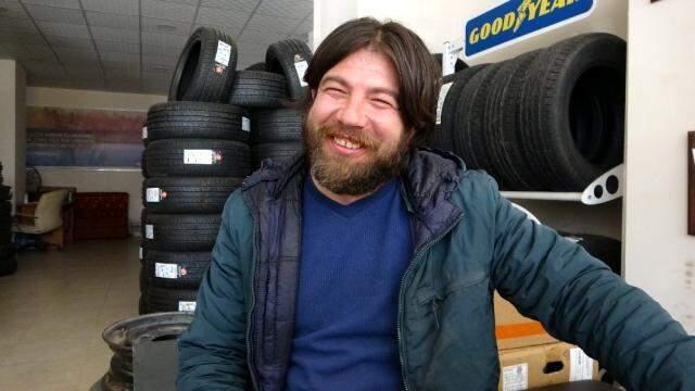 Gülen adam kahkahalara doymuyor: Bir gece polisler geldi, birlikte kahkahaya boğulduk