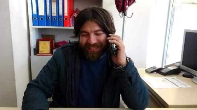 Gülen adam kahkahalara doymuyor: Bir gece polisler geldi, birlikte kahkahaya boğulduk