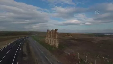II. Abdülhamit'in yaptırdığı tek duvarı kalan askeri hastaneye 'adaletle' sahip çıkış başladı II. Abdülhamit'in yaptırdığı tek duvarı kalan askeri hastaneye 'adaletle' sahip çıkış başladı