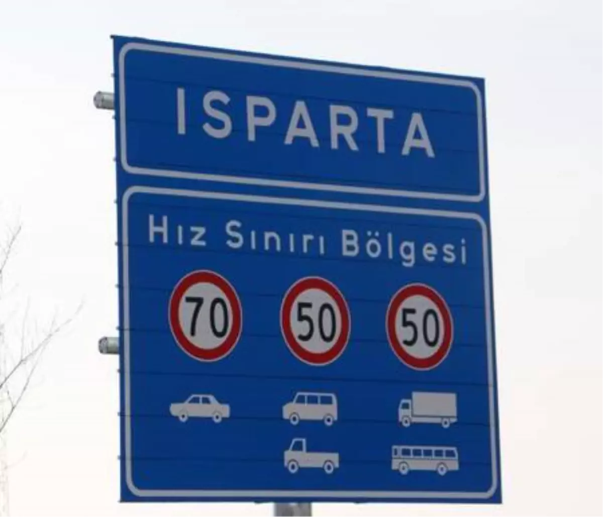 Isparta girişindeki tabeladan 'nüfus' ve 'rakım' bilgisi çıkarıldı