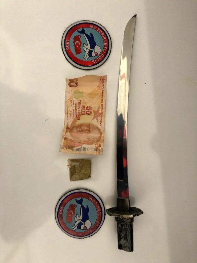Kılıçla yolunu kestiği kişiyi yaralayıp gasp eden şahıs yakalandı