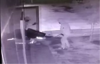 Kırklareli'nde film gibi soygun kamerada...İçi para dolu kasayı el arabası ile çaldılar