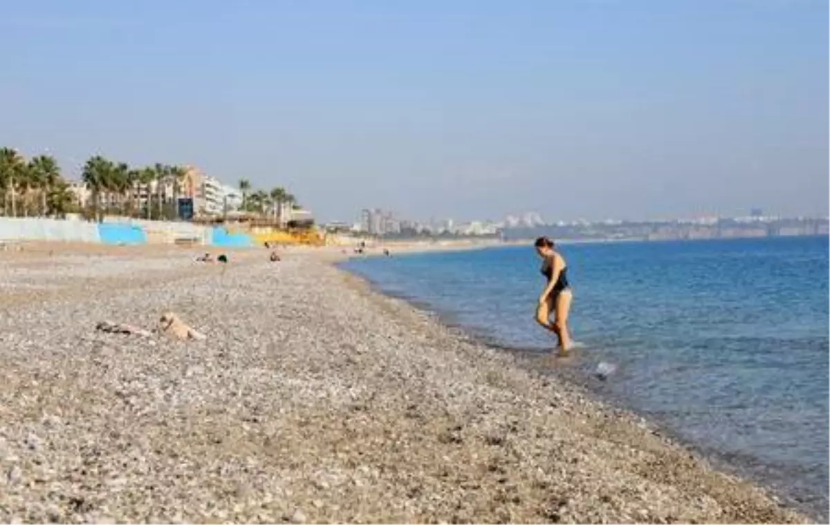 Kısıtlamadan muaf turistler denizin keyfini sürdü