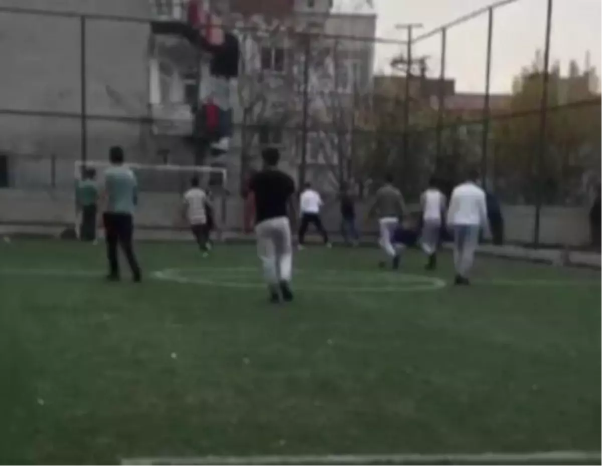 Kısıtlamaya rağmen maç yapan ve onları izleyen kalabalık grup, sosyal mesafeyi hiçe saydı