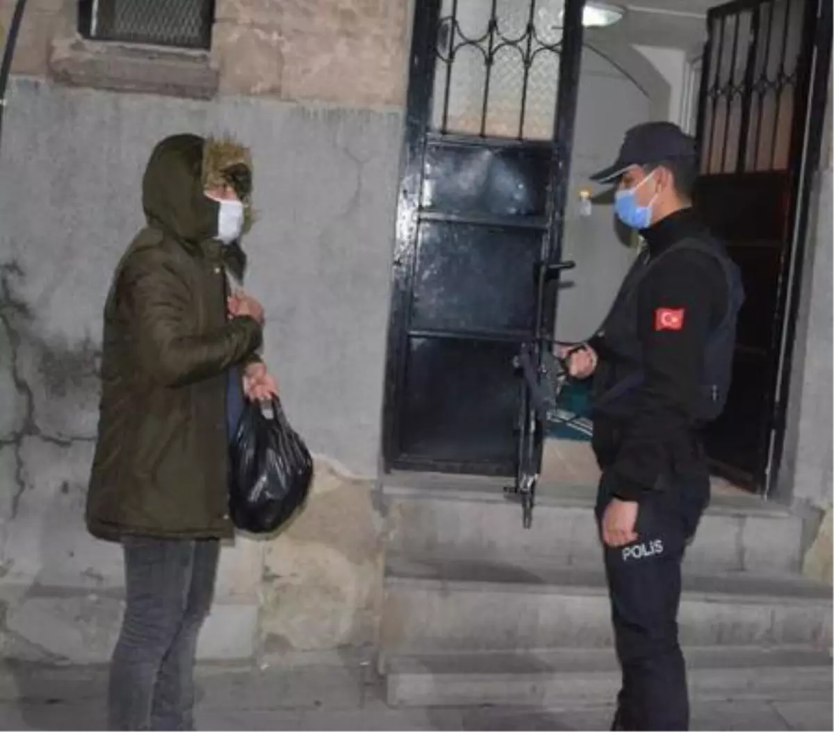 Köyden gelen vatandaşı, polis evine götürdü