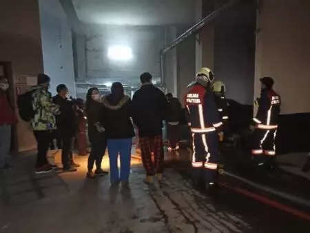 Site otoparkındaki otomobil alev aldı, 2 kişi dumandan etkilendi Site otoparkındaki otomobil alev aldı, 2 kişi dumandan etkilendi