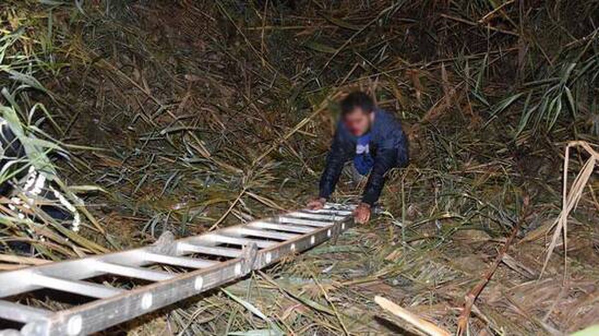 Dereye düşen sürücü kendisini kurtarmaya gelen ekiplere küfür etti
