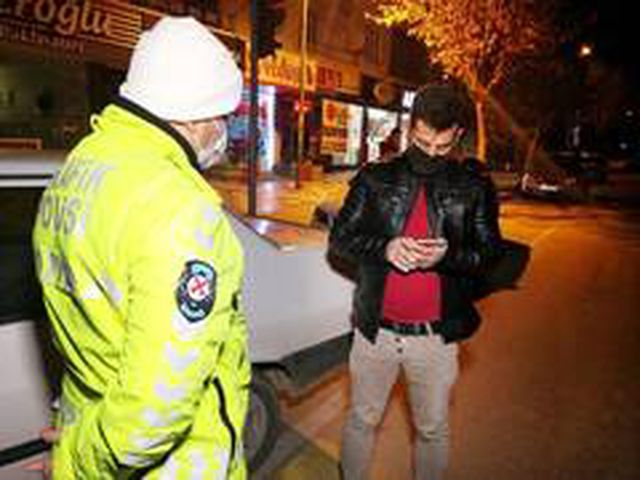 Kısıtlamada denetime takıldı, ehliyetsiz olduğu için cezadan kaçamadı